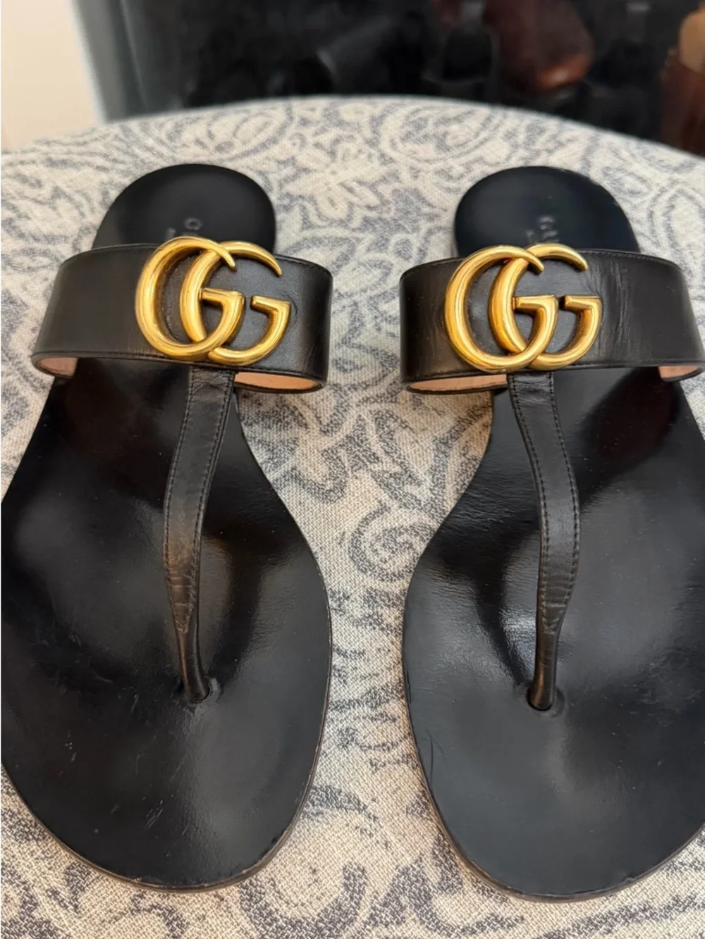 Gucci Marmont Black Leather Thong Sandals with Gold GG Accent - Picture 2 of 3